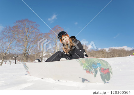 スノーボードを履く若い女性 120360564
