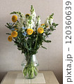 花瓶に入れたキンギョソウとダリアの花束 120360639
