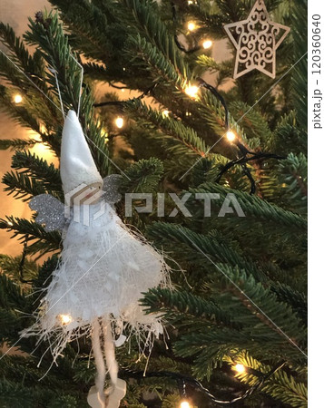 クリスマスツリーの飾りが付いたオーナメント クリスマスツリーの飾りが付いたオーナメント 120360640