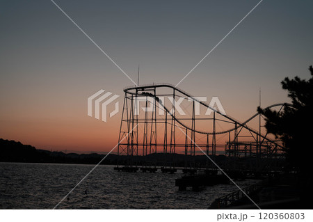 夕焼けに染まるジェットコースター 夕焼けに染まるジェットコースター 120360803