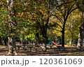 紅葉が始まった公園 120361069