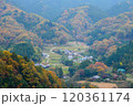 紅葉の季節を迎えた嵐山の秋の風景 120361174