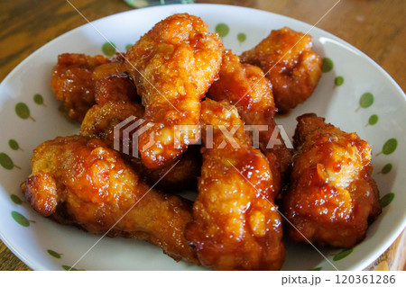 家庭的で素朴な自家製の照り焼き唐揚げ 家庭的で素朴な自家製の照り焼き唐揚げ 120361286