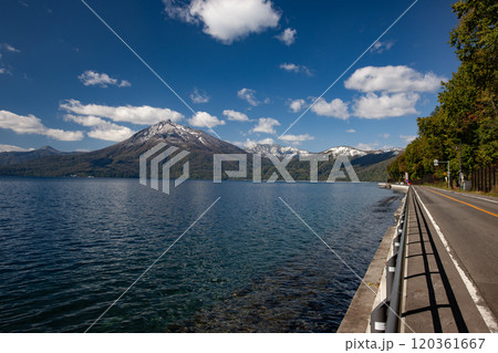 美しい湖の支笏湖 120361667