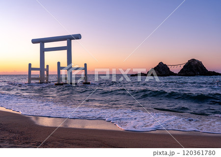 福岡県糸島市　夕方の桜井二見ヶ浦の夫婦岩と白い鳥居 120361780
