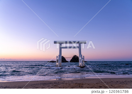 福岡県糸島市　夕方の桜井二見ヶ浦の夫婦岩と白い鳥居 120361786