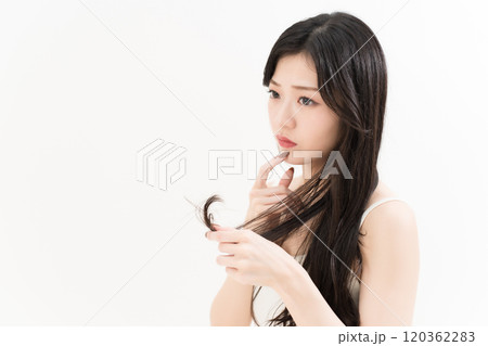 ヘアケアで枝毛を気にする若い女性 ヘアケアで枝毛を気にする若い女性 120362283