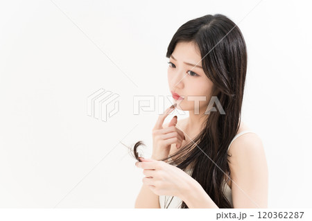ヘアケアで枝毛を気にする若い女性 120362287