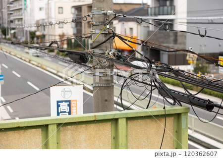 電線が絡まる 120362607