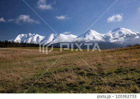 初冠雪の十勝岳連峰 120362733