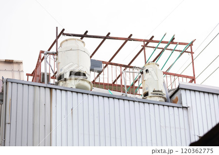 住宅屋上に設置された冷却塔 120362775
