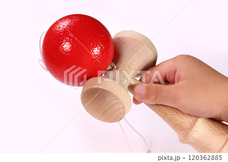 けん玉を持つ子どもの手 120362885