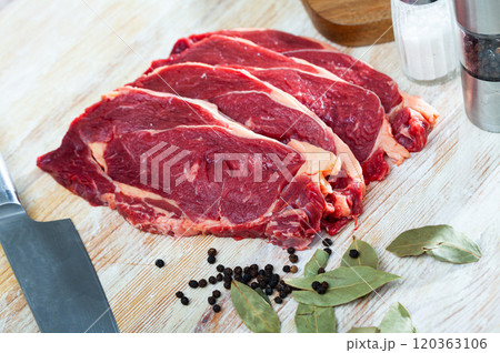 Piece of beef with peas of bitter pepper and laurel leafs 120363106