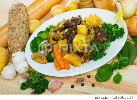 Juicy beef roast served with vegetables 120363117