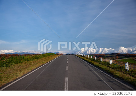 初雪の山と美しい道 120363173