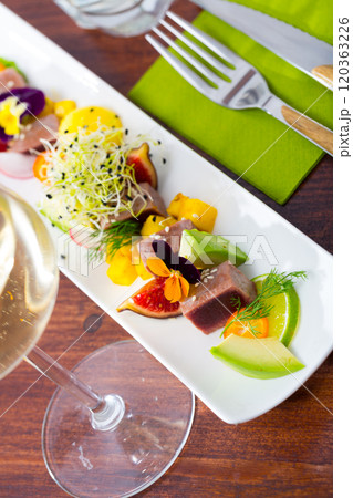 Seared tuna with avocado, mango, figs 120363226