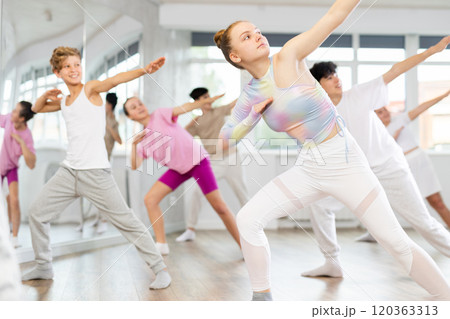 Girl teen teaches energetic mobile social house dance together with friends Girl teen teaches energetic mobile social house dance together with friends 120363313