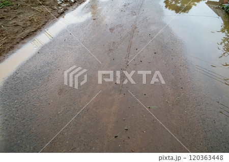 雨の日に畑の土が道路に流出 雨の日に畑の土が道路に流出 120363448