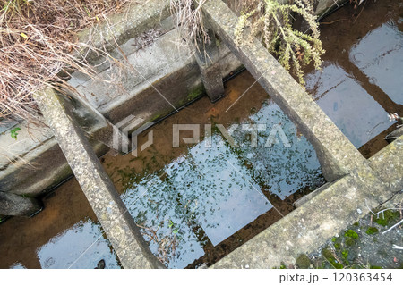 コンクリート製の水路と梁 コンクリート製の水路と梁 120363454
