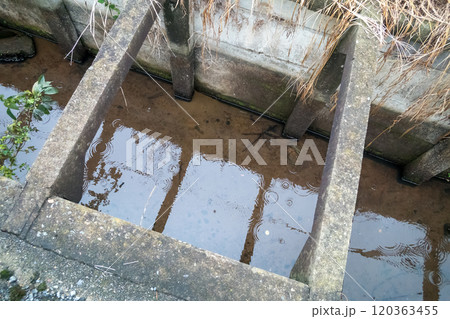 コンクリート製の水路と梁 コンクリート製の水路と梁 120363455
