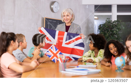 students listen to woman teacher who talks about Great Britain students listen to woman teacher who talks about Great Britain 120363507