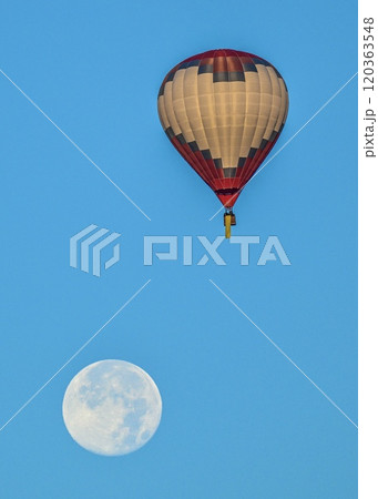 月と熱気球のランデブー　びわ湖東近江バルーンフェスタ2024 120363548