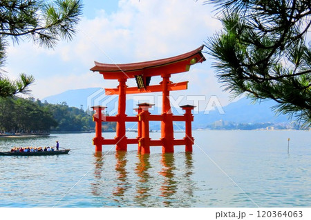 日本三景安芸の宮島の大鳥居 日本三景安芸の宮島の大鳥居 120364063