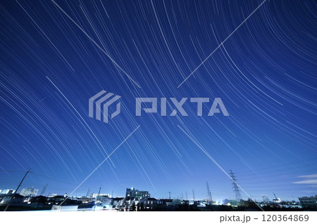 住宅街に並ぶ星の軌跡とふたご座流星 120364869