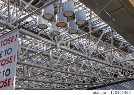 旅行客が行き交う新千歳空港の風景 120365469