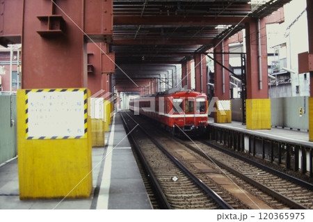 高架化工事中の京急・青物横丁駅、列車は旧1000形1274~1267、快特、1981年11月15日 高架化工事中の京急・青物横丁駅、列車は旧1000形1274~1267、快特、1981年11月15日 120365975
