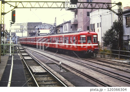 高架化工事の始まった京急・鮫洲駅に到着する旧1000形1068~1065、1981年11月15日 高架化工事の始まった京急・鮫洲駅に到着する旧1000形1068~1065、1981年11月15日 120366304