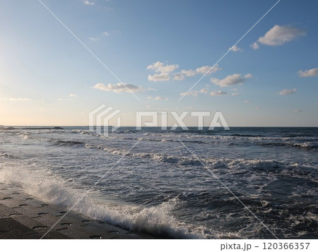 青空と打ち寄せる波 青空と打ち寄せる波 120366357
