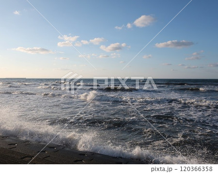 青空と打ち寄せる波 120366358