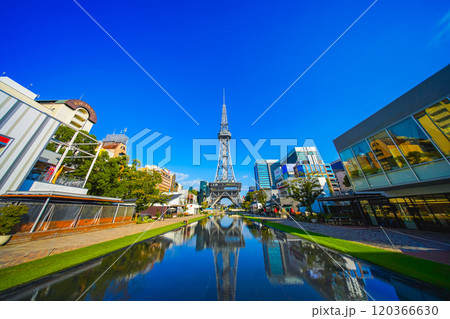水面反射するミライタワー 愛知県名古屋市 120366630