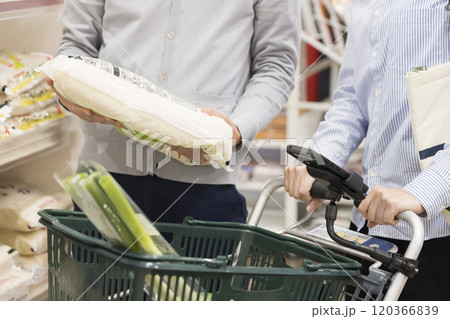 スーパーでお米を買う夫婦手元 120366839