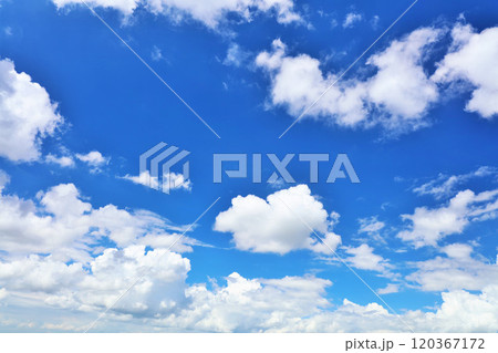 夏の青空と雲 夏の青空と雲 120367172