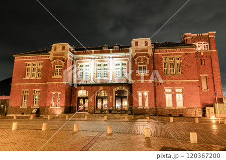 福岡県北九州市門司区　人気の観光地門司港レトロ　ライトアップされた旧門司税関 120367200