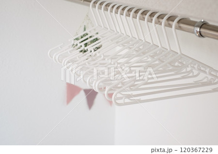 扉無しのクローゼットと子供用ハンガー 120367229
