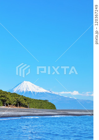 静岡県　青空の三保の松原と富士山 120367249