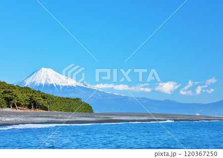 静岡県　青空の三保の松原と富士山 120367250