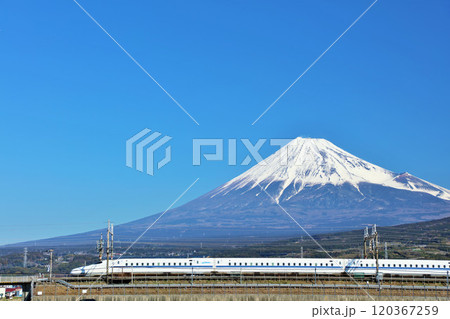 静岡県　青空の富士山と新幹線 120367259