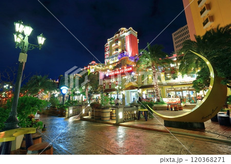 【沖縄県】アメリカンビレッジの夜景（デポアイランドボードウォーク） 120368271