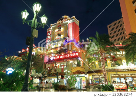 【沖縄県】アメリカンビレッジの夜景（デポアイランドボードウォーク） 120368274