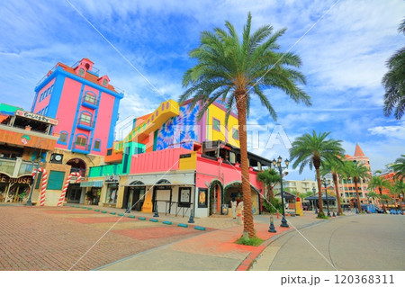 【沖縄県】晴天のアメリカンビレッジ(デポアイランドシーサイド) 【沖縄県】晴天のアメリカンビレッジ(デポアイランドシーサイド) 120368311