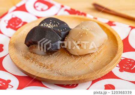 二種類のあんころ餅 120368339