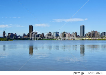 大稲埕碼頭から新北市三重の街を臨む（台湾・台北市大同区） 120368605