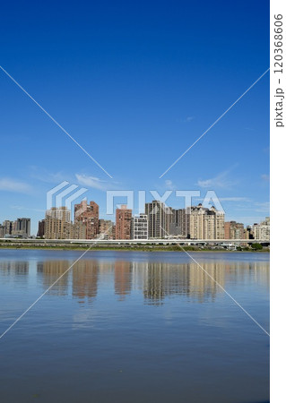 大稲埕碼頭から新北市三重の街を臨む（台湾・台北市大同区） 120368606