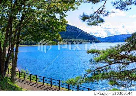 晴天で気持ちいい田沢湖の風景 120369144