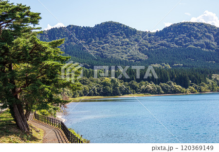晴天で気持ちいい田沢湖の風景 120369149