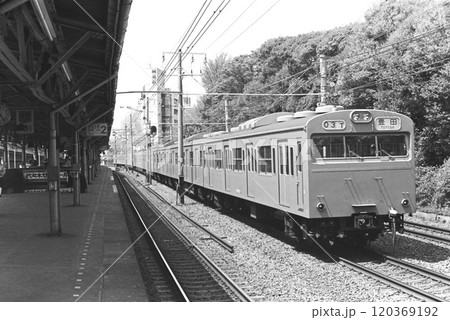 国鉄時代、千駄ヶ谷を通過する中央線103系快速、1982年4月18日 120369192